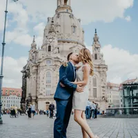 Paar küsst sich vor der Dresdner Frauenkirche