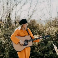 Vanessa spielt Gitarre im Freien