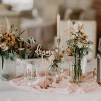 Tischdekoration mit Blumen und Kerzen