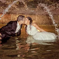 Brautpaar küsst sich nachts im Brunnenwasser