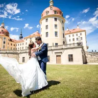 Brautpaar küsst sich vor Schloss Moritzburg