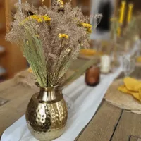 Goldene Vase mit Trockenblumen