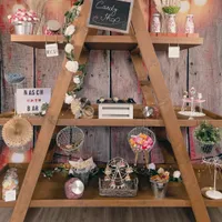 Candybar auf einem Leiterregal aus Holz