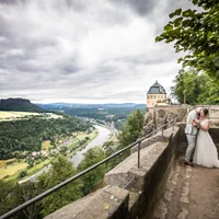 Brautpaar an der Festungsmauer über dem Elbtal