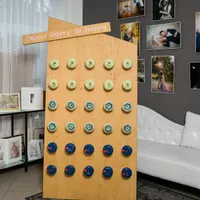 Donut-Wand aus Holz mit dreißig Donuts