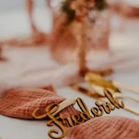 Serviette mit Namensschild aus Holz