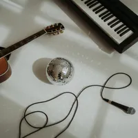 Gitarre, Keyboard, Mikrofon und Discokugel von oben