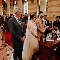 Brautpaar mit Trauzeugen vor dem Altar