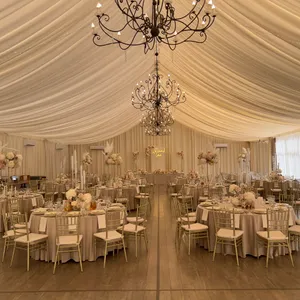Festsaal mit Kronleuchtern im Bajka Hotel & Resort in Grodziec bei Opole