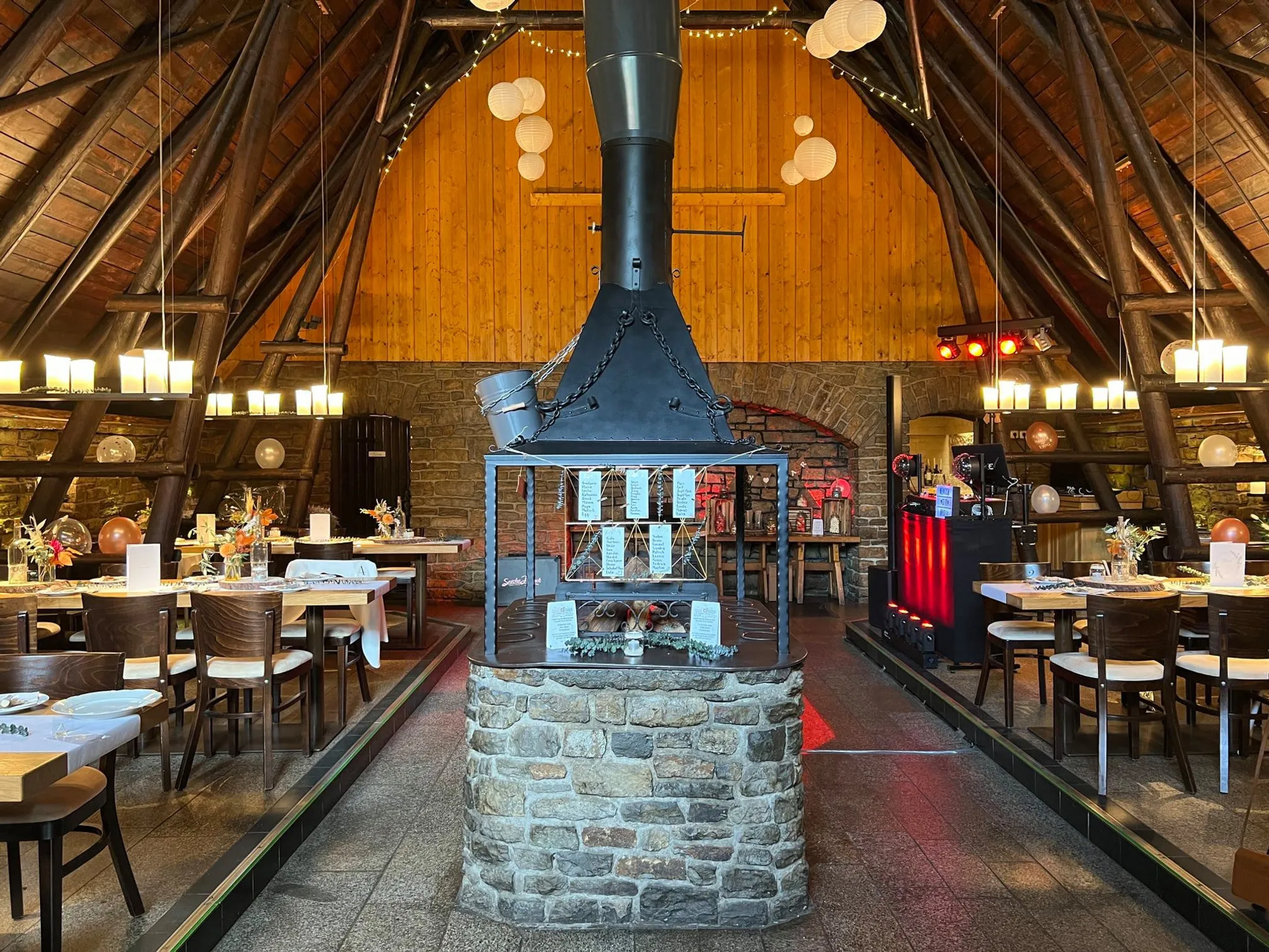 Blick vom Eingangsbereich in die Hochzeitslocation Die Räuberhütte in Moritzburg
