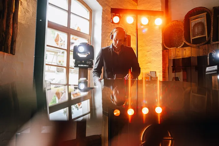 DJ Sascha Juranek bei der Planung einer Hochzeit