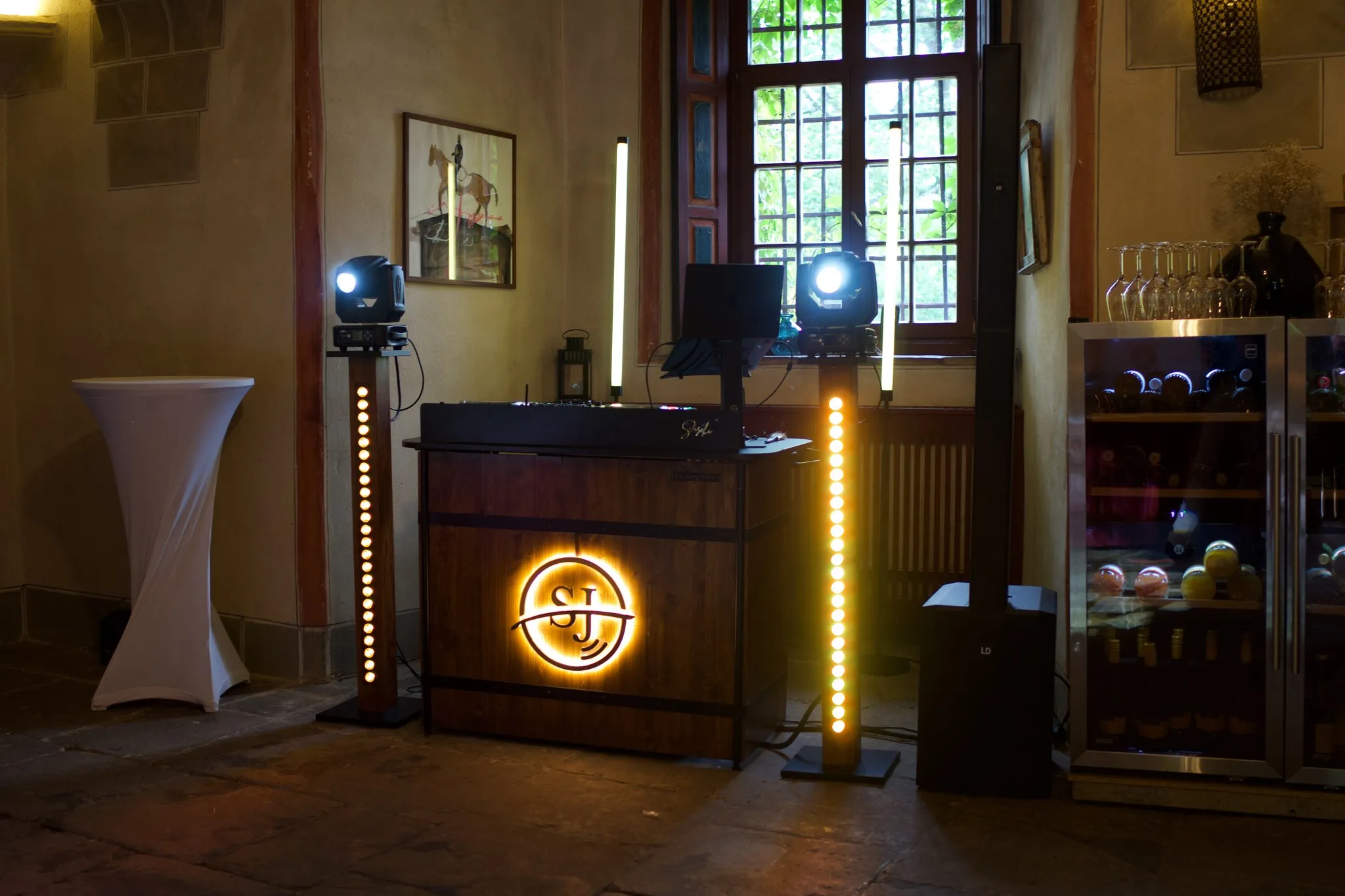 DJ-Pult von Sascha Juranek mit Lichtstelen vor einem Sandsteinfenster im Schloss