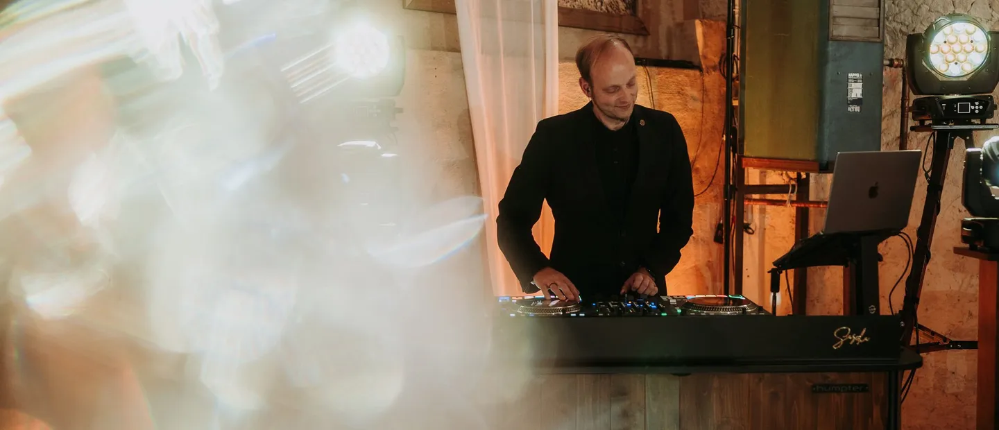 DJ Sascha Juranek beim Auflegen in einer Eventlocation
