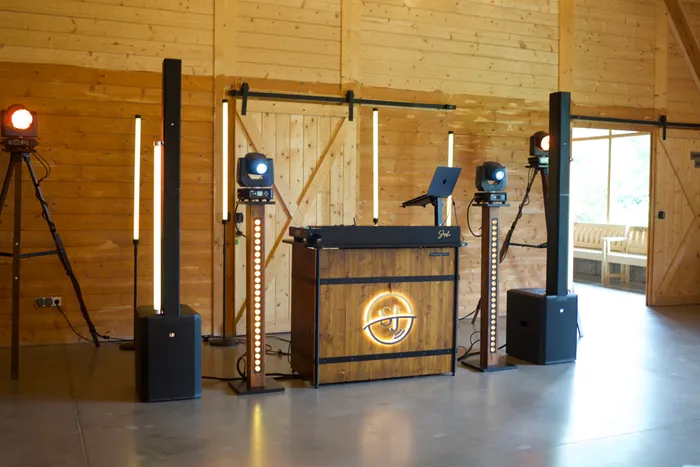 DJ-Pult mit Ton- und Lichttechnik von Sascha Juranek in einem Holzsaal