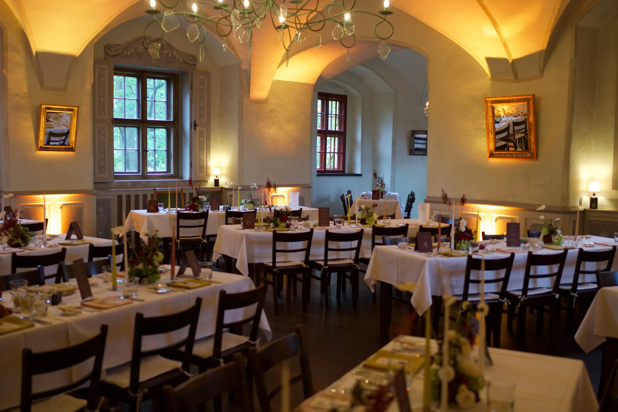 Blick durch den Gewölbebogen vom Festsaal in den angrenzenden Raum