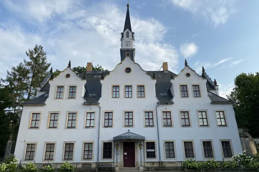 Hauptfassade von Schloss Burgk in Freital mit Uhrturm und Schweifgiebeln