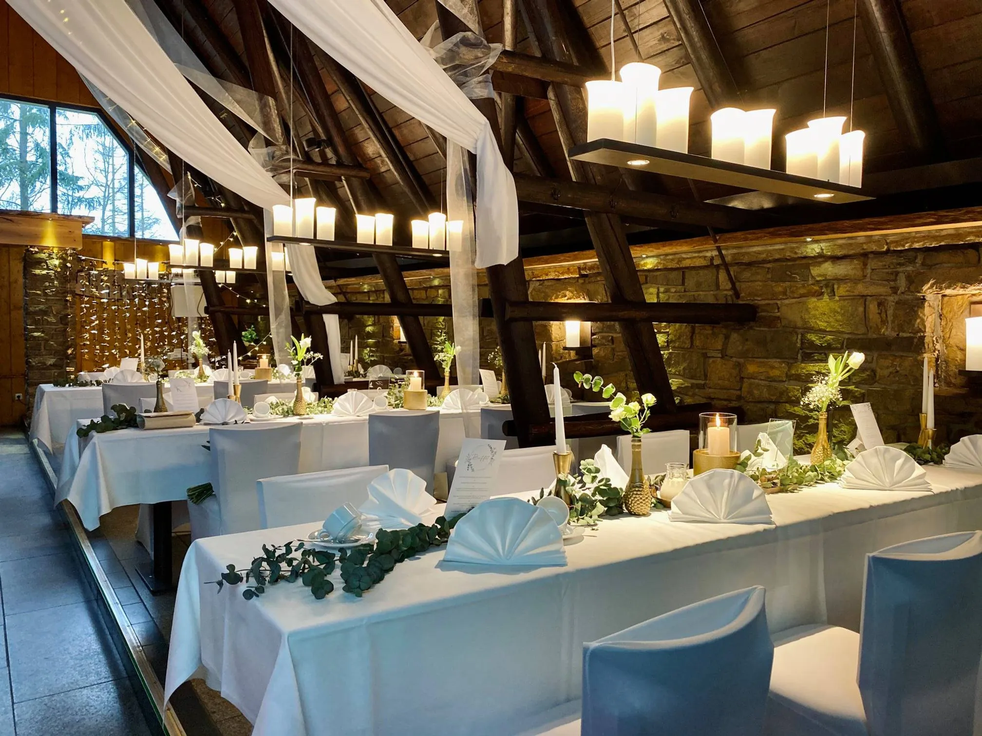 Hochzeitliche Dekoration in der Räuberhütte in Moritzburg