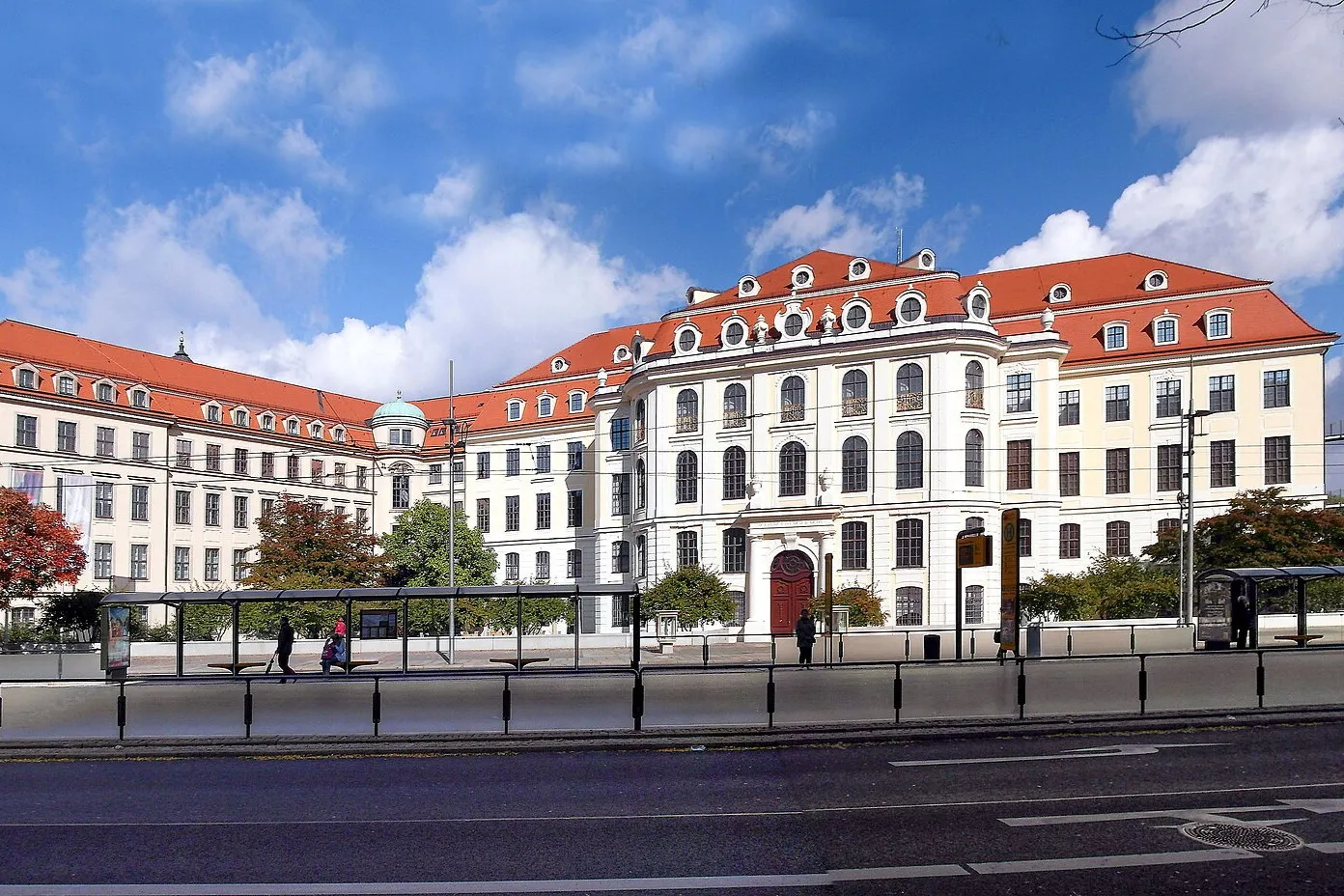 Landhaus Dresden mit geschwungener Fassade und rotem Mansarddach