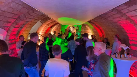 Tanzende Gäste bei einer Hochzeitsparty in Marcolinis Welt