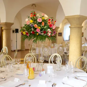 Hochzeitstafel im Gewölbesaal des Pałac Wojanów bei Jelenia Góra