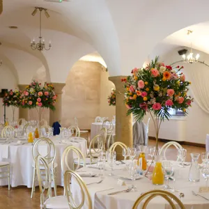 Saal mit Steinsäulen und Blumenschmuck im Pałac Wojanów