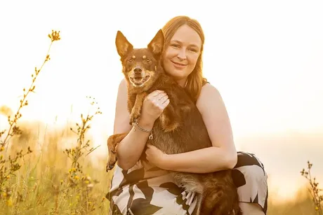 Maria Junge mit ihrem Hund im Abendlicht