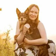 Maria Junge mit ihrem Hund im Abendlicht