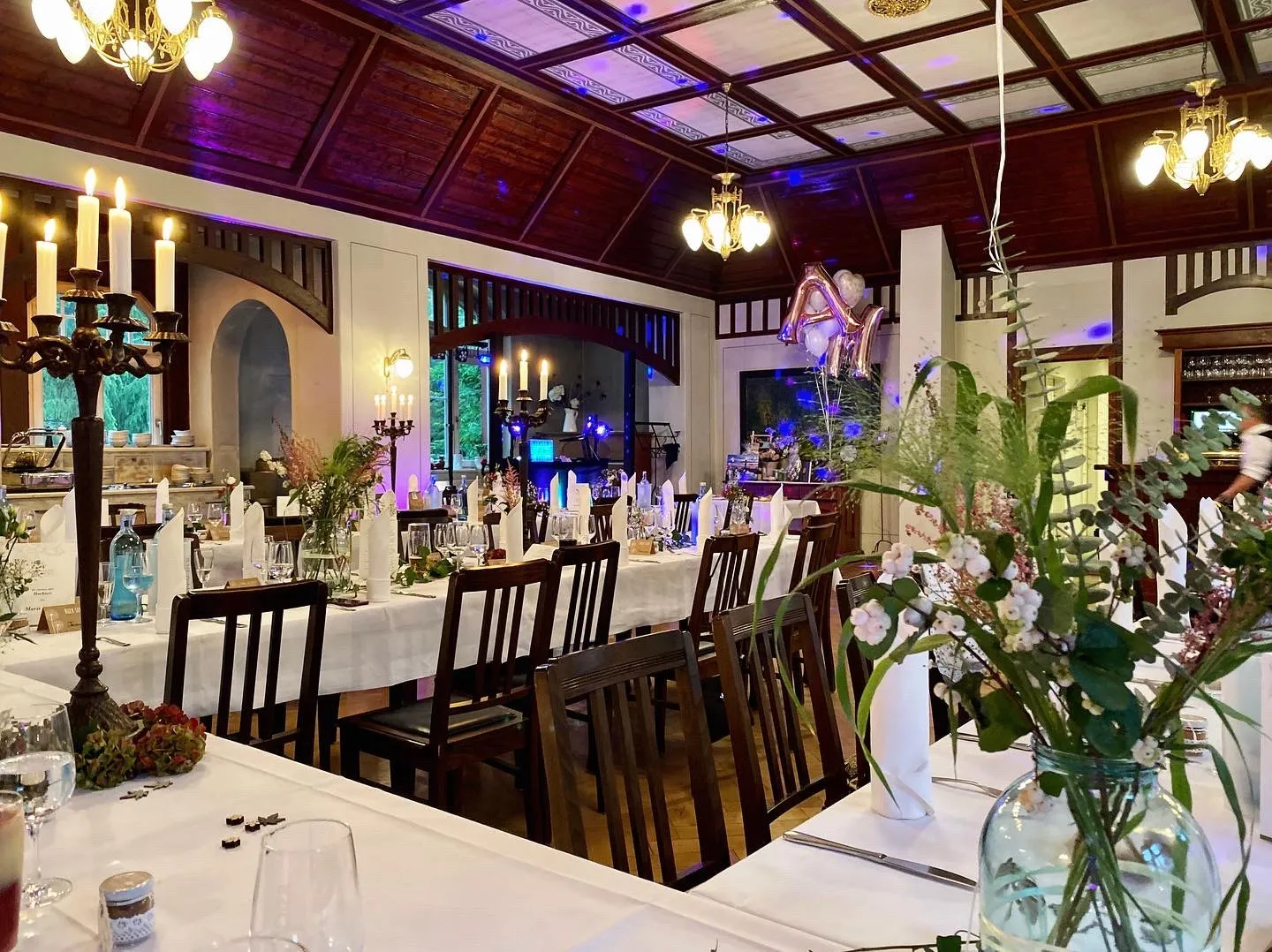 Saal im Fischhaus Dresden mit Kronleuchtern und blauem Licht