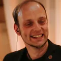 Sascha Juranek lacht, im schwarzen Sakko