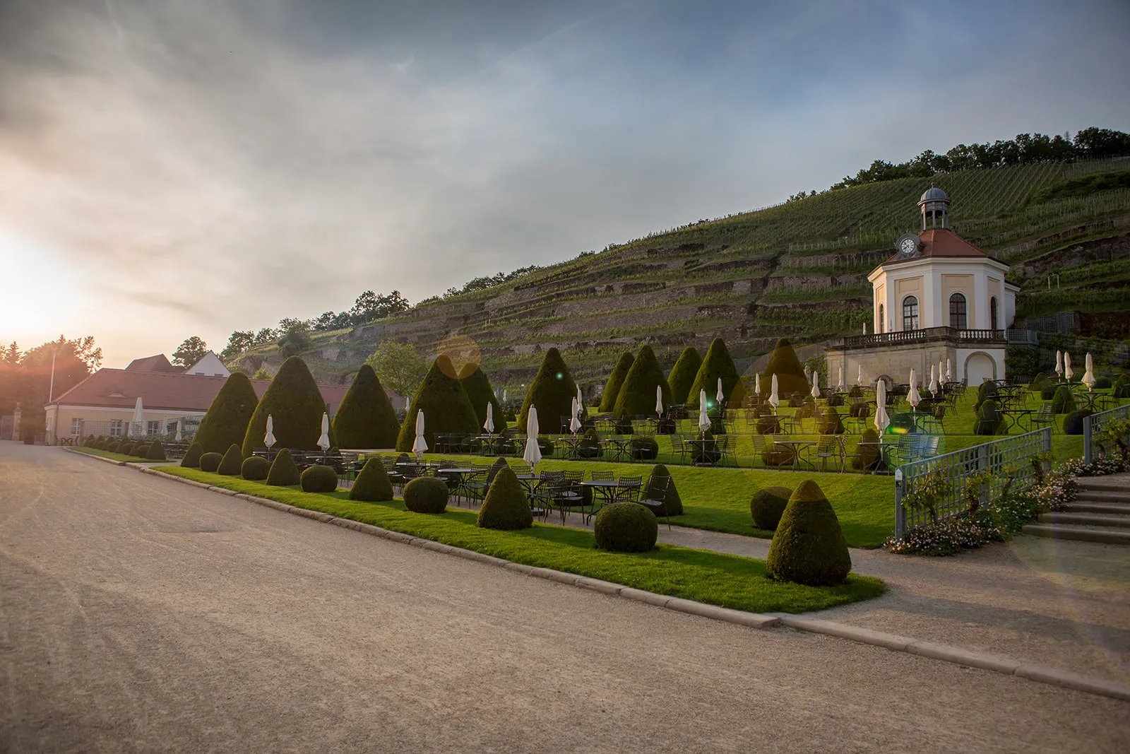 Das Belvedere und der Schlosshof des Schloss Wackerbarth