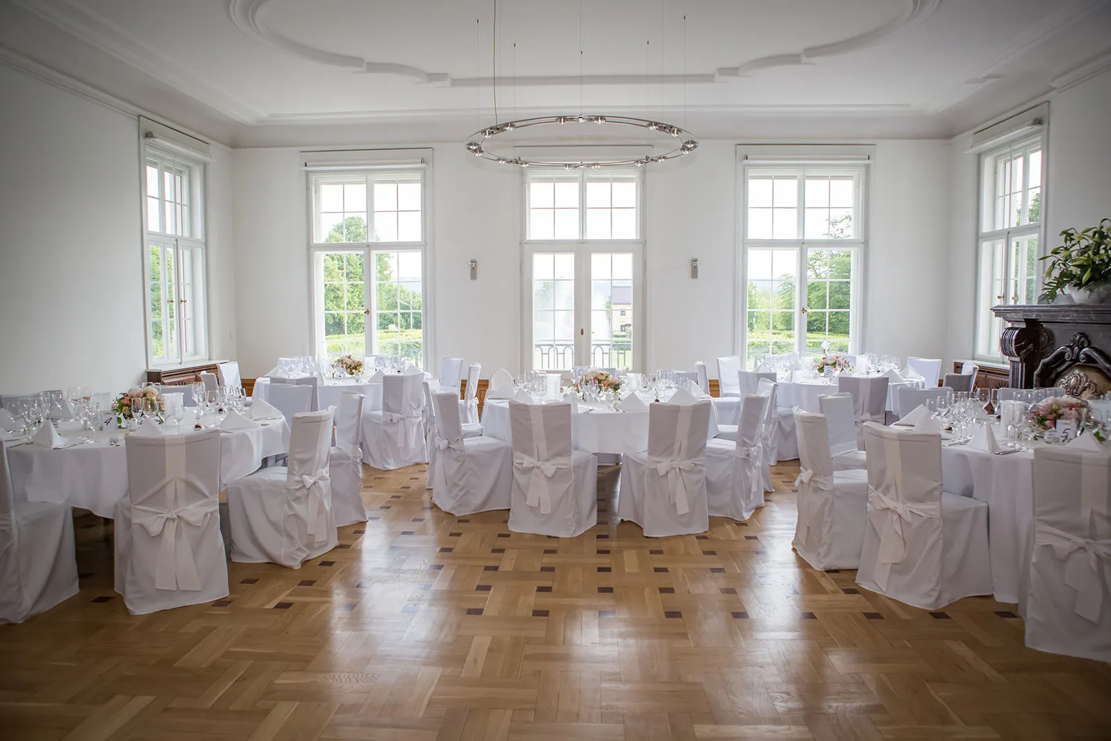 Untergeschoss des Schloss Wackerbarth mit Gartensaal, Grüner Salon und Terrasse