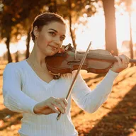 Violinistin Astrid Haferland spielt Geige im herbstlichen Park