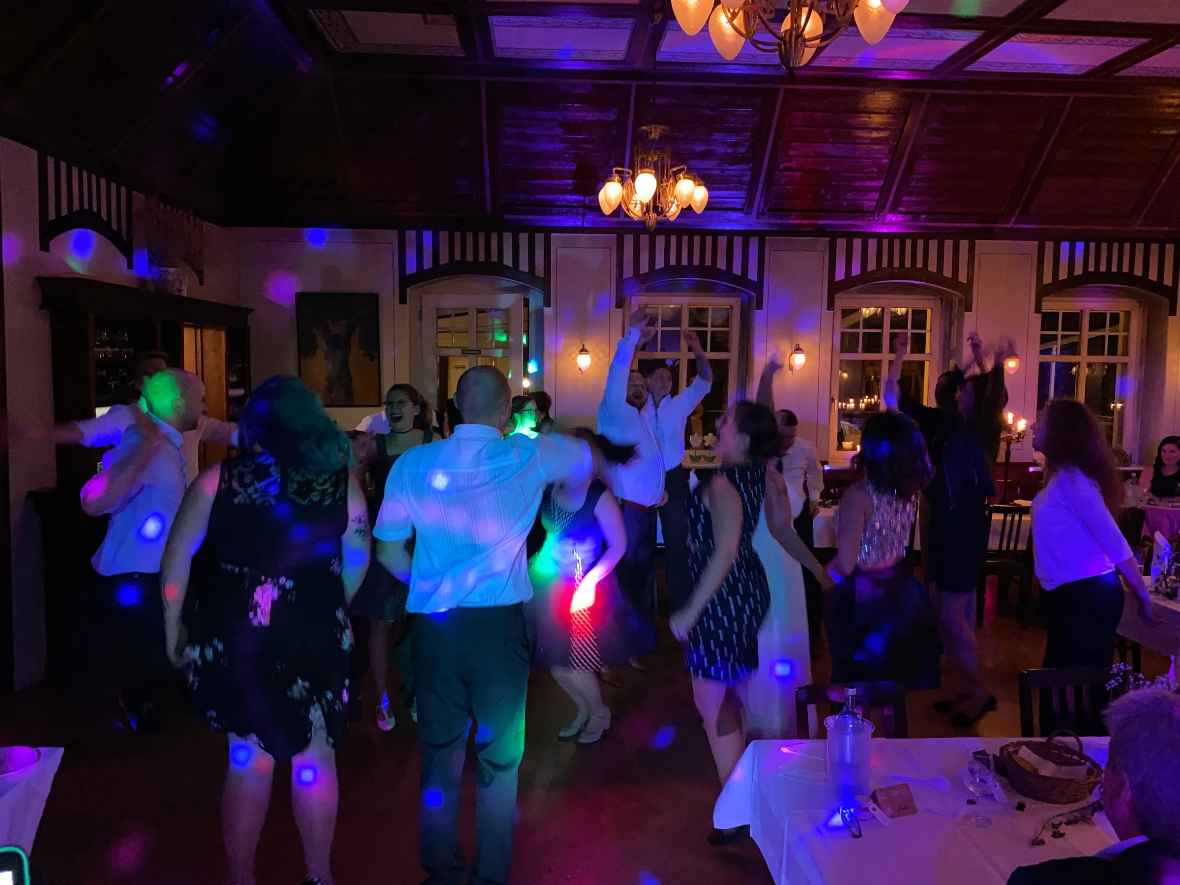 Volle Tanzfläche bei der Hochzeitsfeier im Fischhaus Dresden